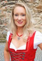 CMD-Therapeutin behandelt Patientin mit Kieferproblemen in der Praxis Doris Baier-Geiger Deggendorf