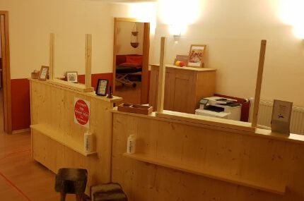 Empfangstheke der Praxis für Physiotherapie und Krankengymnastik Doris Baier-Geiger in Deggendorf