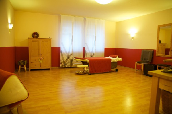 Massageraum für Lymphdrainage und Entspannungsbehandlungen in der Praxis Doris Baier-Geiger Deggendorf